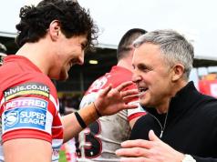 El adolescente Davies firma un nuevo contrato por dos años en St Helens El adolescente Davies firma un nuevo contrato por dos años en St Helens