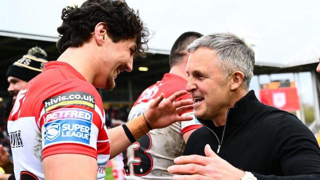 El adolescente Davies firma un nuevo contrato por dos años en St Helens El adolescente Davies firma un nuevo contrato por dos años en St Helens