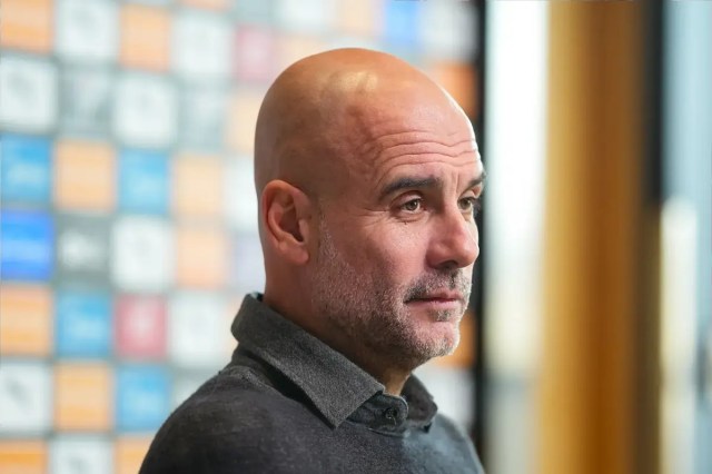 Pep Guardiola critica la decisión del árbitro en el derbi pero admite que el Manchester City merecía perder Pep Guardiola critica la decisión del árbitro en el derbi pero admite que el Manchester City merecía perder