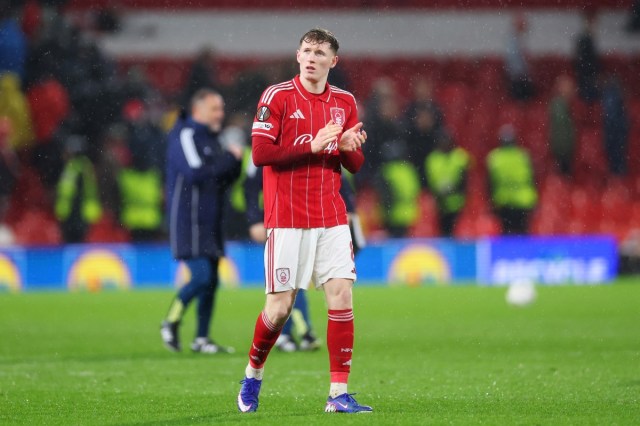 Es probable que un mediocampista aterrice en el Manchester City el próximo verano con un nombre familiar fuertemente vinculado nuevamente. Es probable que un mediocampista aterrice en el Manchester City el próximo verano con un nombre familiar fuertemente vinculado nuevamente.