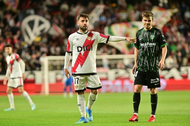 El Rayo Vallecano gana un respiro para el empuje europeo contra el Elche de 10 hombres El Rayo Vallecano gana un respiro para el empuje europeo contra el Elche de 10 hombres
