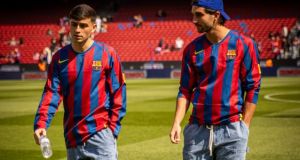 Explicado: Por qué los jugadores del Barcelona vistieron la camiseta de Ronaldinho antes del partido del Rayo Vallecano Explicado: Por qué los jugadores del Barcelona vistieron la camiseta de Ronaldinho antes del partido del Rayo Vallecano