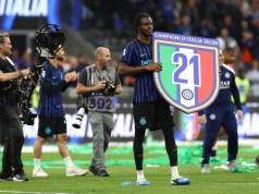 Imagen: pancartas crípticas de los aficionados del Inter segundos después de ganar el título: ’14+7′ Imagen: pancartas crípticas de los aficionados del Inter segundos después de ganar el título: ’14+7′