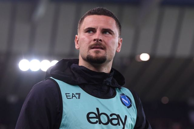 El portero del Napoli ataca al árbitro y al VAR: “El fútbol de hoy es una farsa” El portero del Napoli ataca al árbitro y al VAR: “El fútbol de hoy es una farsa”