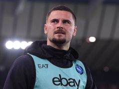 El portero del Napoli ataca al árbitro y al VAR: “El fútbol de hoy es una farsa” El portero del Napoli ataca al árbitro y al VAR: “El fútbol de hoy es una farsa”