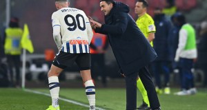 Palladino muestra una venda manchada de sangre en su discurso en el vestuario tras la hazaña del Atalanta en la UCL Palladino muestra una venda manchada de sangre en su discurso en el vestuario tras la hazaña del Atalanta en la UCL