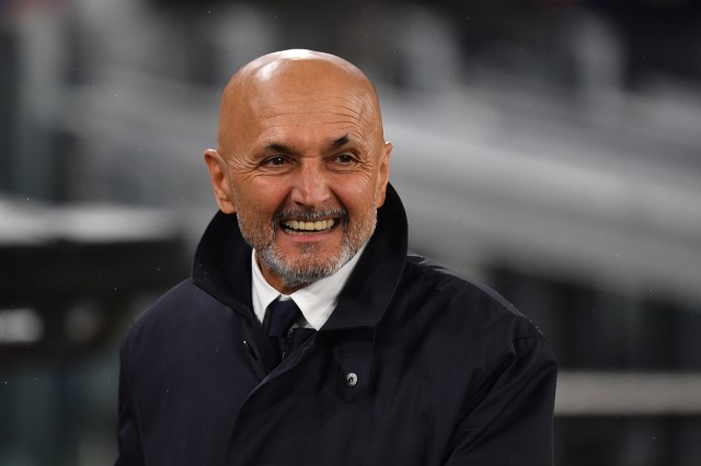 Spalletti despotrica contra los árbitros termina con un beso al entrevistador Spalletti despotrica contra los árbitros termina con un beso al entrevistador