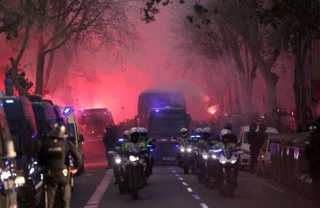 Hinchas del Barcelona rompen cristales del autobús del Atlético de Madrid antes del partido de cuartos de final de la Liga de Campeones Hinchas del Barcelona rompen cristales del autobús del Atlético de Madrid antes del partido de cuartos de final de la Liga de Campeones
