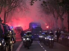Hinchas del Barcelona rompen cristales del autobús del Atlético de Madrid antes del partido de cuartos de final de la Liga de Campeones Hinchas del Barcelona rompen cristales del autobús del Atlético de Madrid antes del partido de cuartos de final de la Liga de Campeones