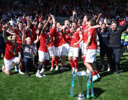 La ciudad de York ascendió a la Liga Dos después del empate en el minuto 103 en Rochdale La ciudad de York ascendió a la Liga Dos después del empate en el minuto 103 en Rochdale