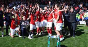 La ciudad de York ascendió a la Liga Dos después del empate en el minuto 103 en Rochdale La ciudad de York ascendió a la Liga Dos después del empate en el minuto 103 en Rochdale