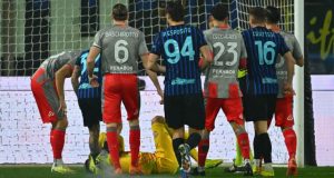 Los aficionados del Inter de Milán recibieron una prohibición de viajar de tres partidos después de que los fuegos artificiales impactaran a Emil Audero Los aficionados del Inter de Milán recibieron una prohibición de viajar de tres partidos después de que los fuegos artificiales impactaran a Emil Audero