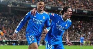 El Real Madrid derrota al Valencia con una actuación clínica en la segunda parte para mantener la presión sobre el Barcelona El Real Madrid derrota al Valencia con una actuación clínica en la segunda parte para mantener la presión sobre el Barcelona