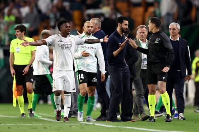 El Real Madrid se queda aún más atrás del Barcelona tras la angustia en el tiempo de descuento ante el Betis El Real Madrid se queda aún más atrás del Barcelona tras la angustia en el tiempo de descuento ante el Betis