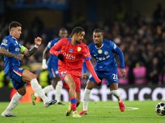 Bradley Barcola del PSG abandona Stamford Bridge con una bota protectora Bradley Barcola del PSG abandona Stamford Bridge con una bota protectora