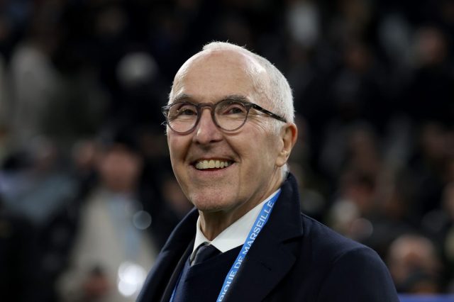 El propietario del Marsella, Frank McCourt, y Medhi Benatia quieren “hacer pagar a los jugadores” con un cierre punitivo del campo de entrenamiento El propietario del Marsella, Frank McCourt, y Medhi Benatia quieren “hacer pagar a los jugadores” con un cierre punitivo del campo de entrenamiento