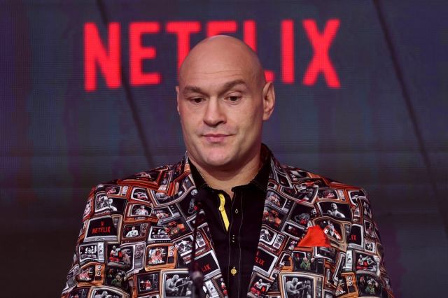 Arslanbek Makhmudov pasa la conferencia de prensa de Tyson Fury en su teléfono mientras el evento fracasa Arslanbek Makhmudov pasa la conferencia de prensa de Tyson Fury en su teléfono mientras el evento fracasa