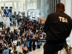 Los fanáticos del Mundial enfrentan grandes perturbaciones en los aeropuertos de EE. UU. por el cierre del gobierno Los fanáticos del Mundial enfrentan grandes perturbaciones en los aeropuertos de EE. UU. por el cierre del gobierno