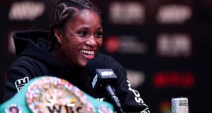 Caroline Dubois y Terri Harper en gélidos intercambios antes de la unificación del título Caroline Dubois y Terri Harper en gélidos intercambios antes de la unificación del título