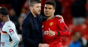 Los grandes del pasado y del presente se combinan mientras el Manchester United frustra al Brentford para casi sellar la Liga de Campeones Los grandes del pasado y del presente se combinan mientras el Manchester United frustra al Brentford para casi sellar la Liga de Campeones