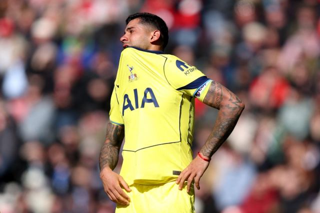 Cristian Romero abandona el campo llorando mientras las esperanzas de supervivencia del Tottenham reciben un duro golpe por lesión Cristian Romero abandona el campo llorando mientras las esperanzas de supervivencia del Tottenham reciben un duro golpe por lesión
