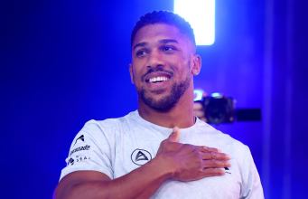 Anthony Joshua pasa el Día de la Madre con las madres de amigos que murieron en un accidente automovilístico Anthony Joshua pasa el Día de la Madre con las madres de amigos que murieron en un accidente automovilístico