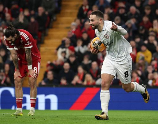 El jefe de Barnsley critica al ‘irrespetuoso’ Dominik Szoboszlai después de un extraño error de tacón El jefe de Barnsley critica al ‘irrespetuoso’ Dominik Szoboszlai después de un extraño error de tacón