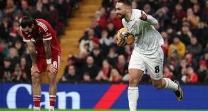 El jefe de Barnsley critica al ‘irrespetuoso’ Dominik Szoboszlai después de un extraño error de tacón El jefe de Barnsley critica al ‘irrespetuoso’ Dominik Szoboszlai después de un extraño error de tacón