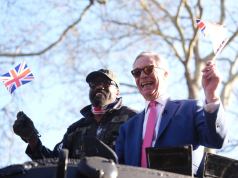 Derek Chisora llega al tanque con Nigel Farage para la conferencia de prensa de Deontay Wilder Derek Chisora llega al tanque con Nigel Farage para la conferencia de prensa de Deontay Wilder