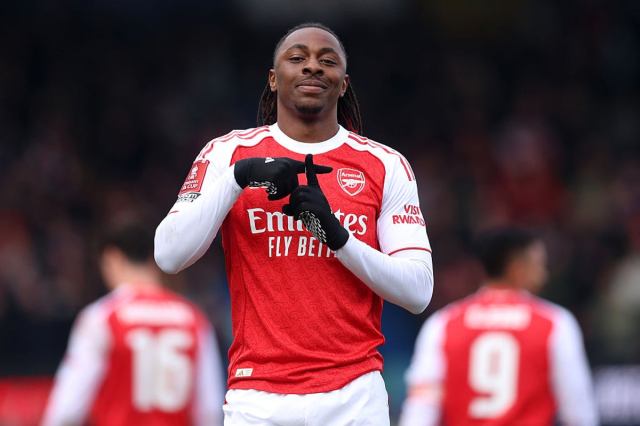 El Arsenal se vio obligado a recurrir a los grandes para derrotar a los enérgicos pececillos Mansfield en una eliminatoria de la Copa FA para siempre. El Arsenal se vio obligado a recurrir a los grandes para derrotar a los enérgicos pececillos Mansfield en una eliminatoria de la Copa FA para siempre.