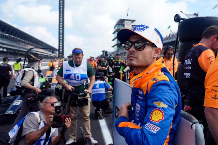 Indy 500 qualifying: Kyle Larson locks into the field; Rinus Veekay recovers from early crash to get into top 12 Indy 500 qualifying: Kyle Larson locks into the field; Rinus Veekay recovers from early crash to get into top 12