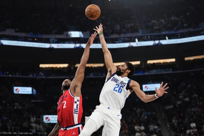 Leonard scores 20 points to help Clippers rout Mavericks 114-91 for 3rd straight win Leonard scores 20 points to help Clippers rout Mavericks 114-91 for 3rd straight win