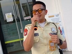 “Satpam Suka Nyanyi Galau Di Pos Jaga” “Satpam Suka Nyanyi Galau Di Pos Jaga”