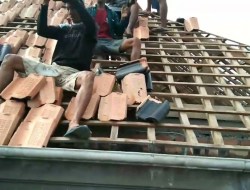 Tetangga Ganti Genteng, Kok Aku Sing Resah Tetangga Ganti Genteng, Kok Aku Sing Resah