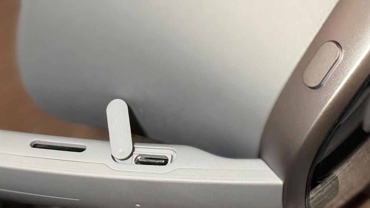 Samsung Galaxy XR tem uma porta USB-C oculta Samsung Galaxy XR tem uma porta USB-C oculta