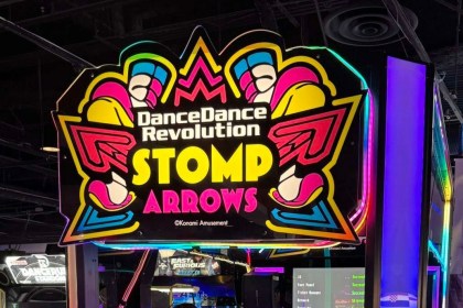 Arcade Heroes Konami testando dança Revolução da dança Stomp Arrows em Round1USA Arcade Heroes Konami testando dança Revolução da dança Stomp Arrows em Round1USA