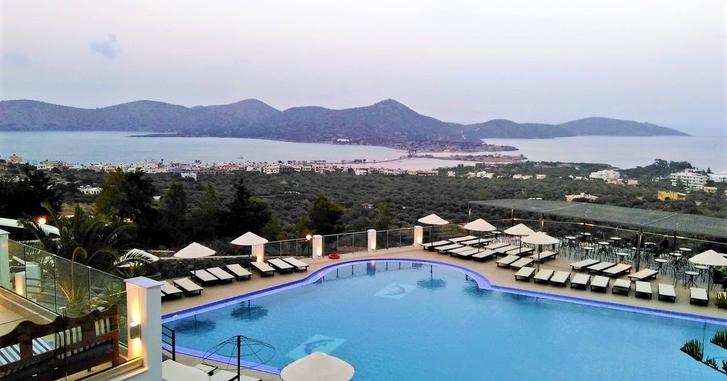 Férias, um hotel e uma máquina de carro de turismo quebrada Férias, um hotel e uma máquina de carro de turismo quebrada