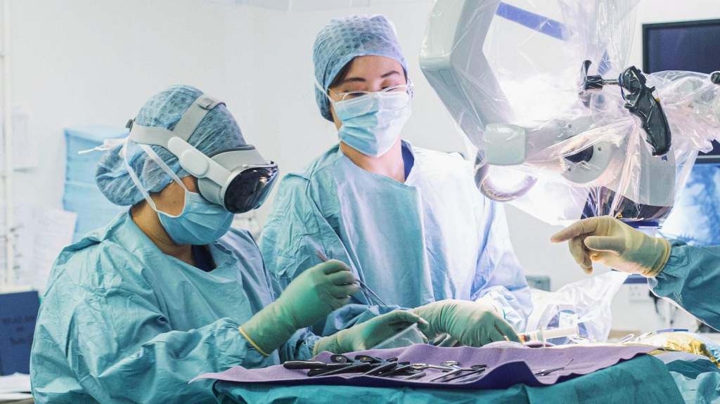 Os médicos estão usando o Apple Vision Pro durante a cirurgia Os médicos estão usando o Apple Vision Pro durante a cirurgia