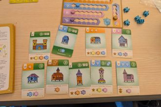 Uma análise competitiva do jogo de estratégia para colônias de abelhasOs jogadores opinativos Uma análise competitiva do jogo de estratégia para colônias de abelhasOs jogadores opinativos