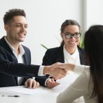 Os prós e contras do aumento de pessoal versus empreiteiros Os prós e contras do aumento de pessoal versus empreiteiros