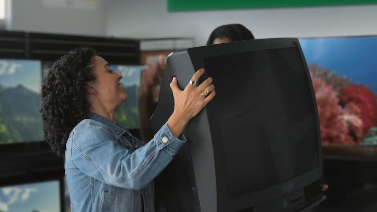 Verizon's latest ad defies CRT physics Verizon's latest ad defies CRT physics