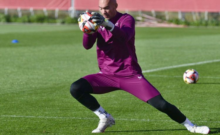 Dmitrovic causa baja en el Sevilla y lo sustituye Alberto Flores Dmitrovic causa baja en el Sevilla y lo sustituye Alberto Flores