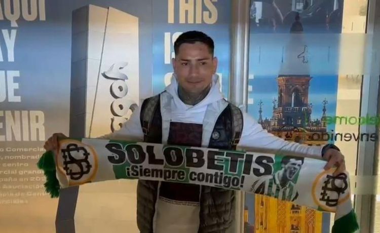 Chimy Ávila aterriza en Sevilla para firmar por el Betis Chimy Ávila aterriza en Sevilla para firmar por el Betis