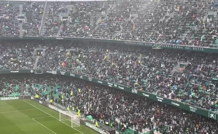 El Benito Villamarín se rindió a los pies del Ingeniero: «¡Manuel, Manuel Pellegrini!» El Benito Villamarín se rindió a los pies del Ingeniero: «¡Manuel, Manuel Pellegrini!»