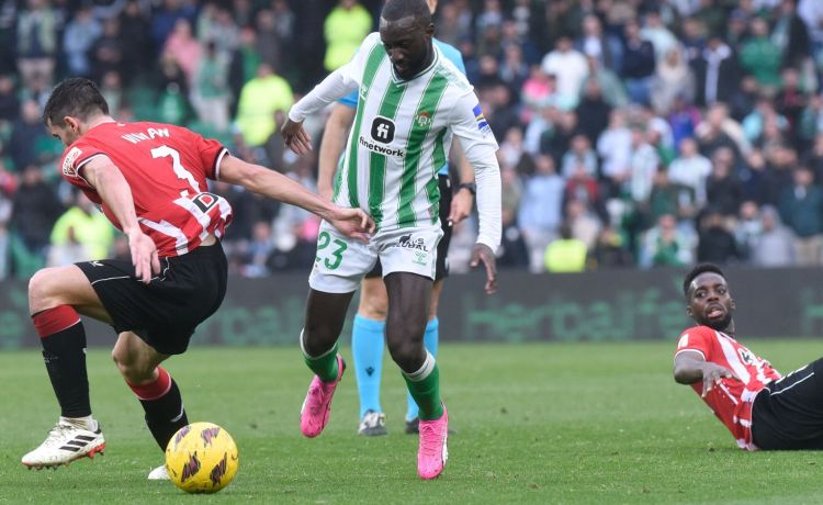 Sabaly, titular con el Betis seis meses después…, y por la izquierda Sabaly, titular con el Betis seis meses después…, y por la izquierda