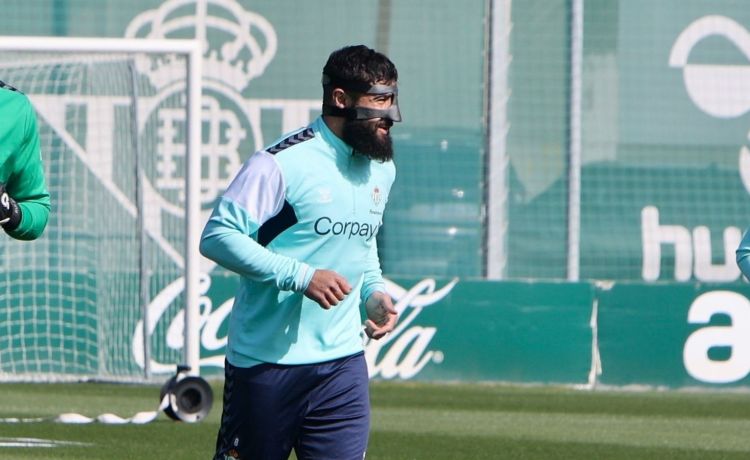 Nabil Fekir reaparece con el grupo luciendo su nueva máscara protectora Nabil Fekir reaparece con el grupo luciendo su nueva máscara protectora