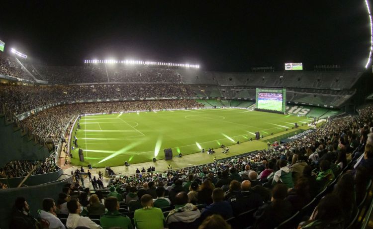 El Betis no infringió los derechos de Mediaset al instalar una pantalla por la final de Copa El Betis no infringió los derechos de Mediaset al instalar una pantalla por la final de Copa