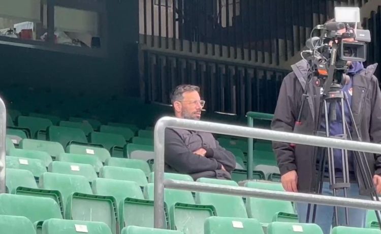 Van Nistelrooy, presente en el entrenamiento del Betis: «A lo mejor mi siguiente trabajo es en España» Van Nistelrooy, presente en el entrenamiento del Betis: «A lo mejor mi siguiente trabajo es en España»
