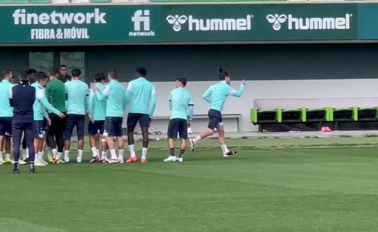 El ‘pasillito’ de la plantilla bética a Isco en su regreso a los entrenamientos El ‘pasillito’ de la plantilla bética a Isco en su regreso a los entrenamientos