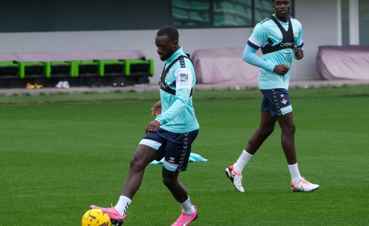 Sabaly vuelve a entrenarse y será titular contra el Villarreal Sabaly vuelve a entrenarse y será titular contra el Villarreal